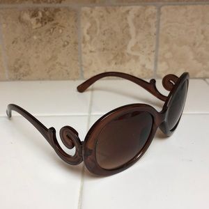Brown sunglasses with swirl accent